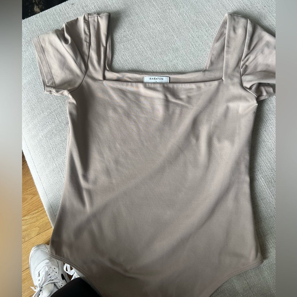 Babaton
CONTOUR SHORTSLEEVE BODYSUIT in taupe